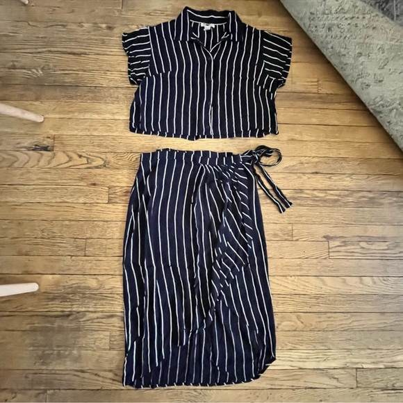 *WORN ONCE* BILLABONG Navy Striped 2-piece set Button up Top and Wrap Skirt L - Picture 2 of 5